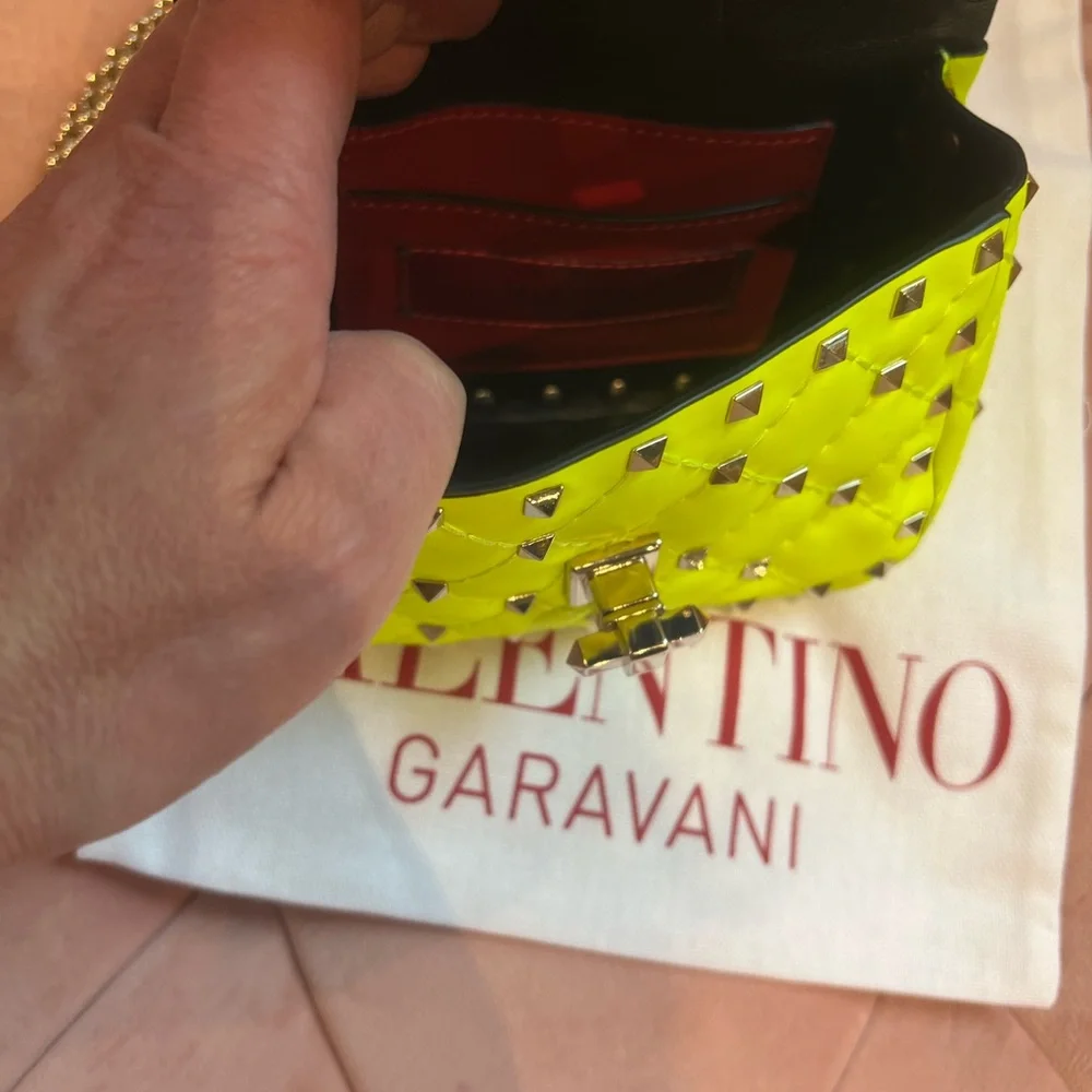 ⭐️Valentino Garavani 2020 Mini Spike It Rockstud Neon Leather Shoulder Bag - Picture 7 of 10